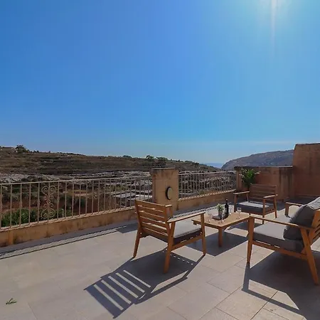 Penthouse With Xlendi Views & Two Large Terraces Appartement *