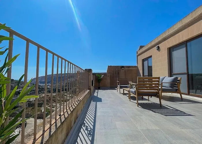 Penthouse With Xlendi Views & Two Large Terraces * Munxar